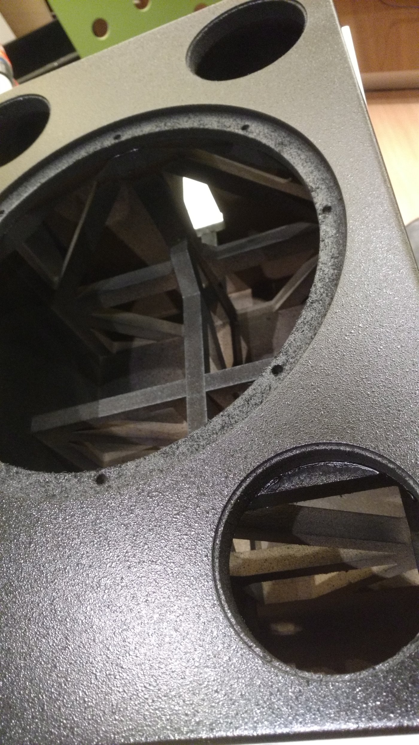 Internal bracing for a dead-quiet cabinet